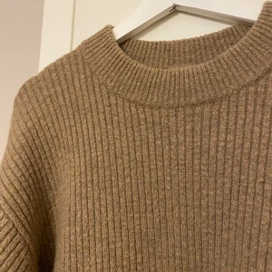 Stickad tröja - Ull tröja men inte stickig från Weekday