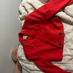 Kavaj  - Kort kavaj i färgen röd, denna är så så så snygg och gör verkligen en outfit komplett. Det lilla extra❣️