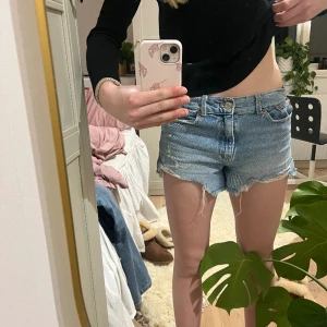Zara jeans shorts - Blåa jeans shorts från Zara. Storlek 164, 13-14