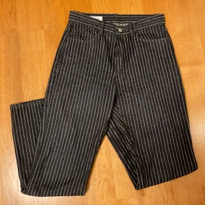 Randiga jeans - Randiga jeans från Zara. Använda en gång