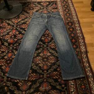 Vintage Levi’s jeans med light bootcut modellen 507. Vid benöppning som går snyggt över skorna. Skriv för frågor mm