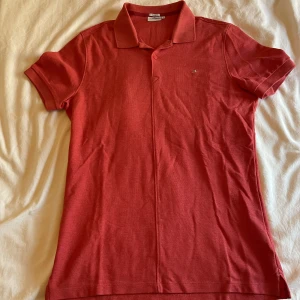 Piké J.Lindeberg - Piké från J.Lindeberg, använd en gång. Färgen är Korall/Orange