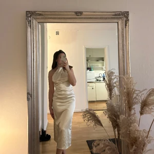 Klänning  - Klänning i satin ifrån NAKD. Använd vid 1 tillfälle. Storlek 34.