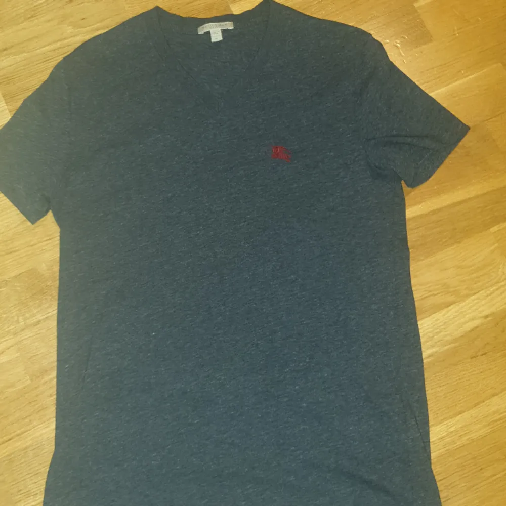 Gammal bureberry tshirt  Lite använd men nästan helt ny. T-shirts.