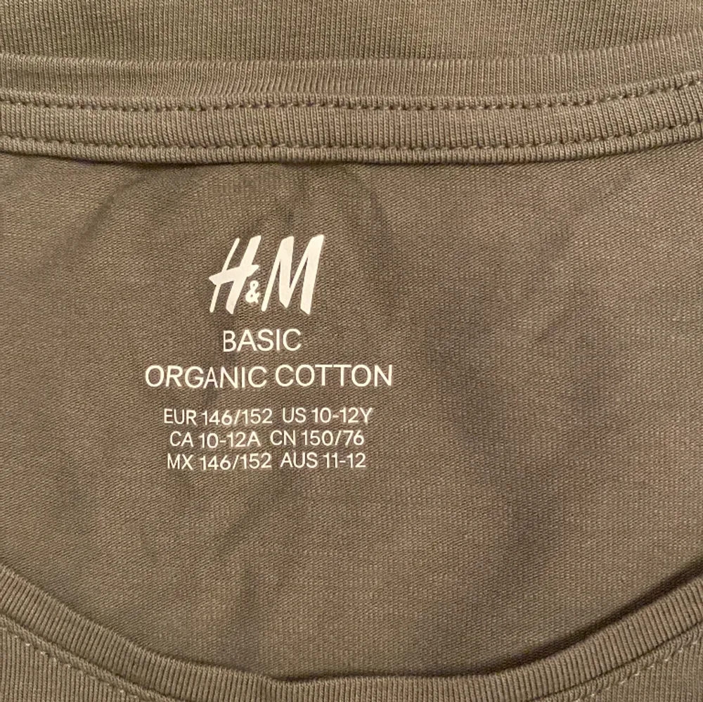 Fantastiskt skick, inga hål eller fläckar!  Köpt från: H&M  Storlek: 146/152 Material: 100% bomull . T-shirts.
