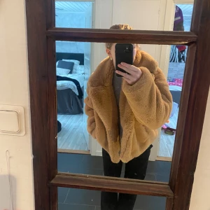 Svea pälsjacka - pälsjacka ifrån SVEA i modellen ”Kennedy jacket” som jag förstår det som så går det inte att få tag på jackan längre. Endast testad och har sedan legat längst in i garderoben ett tag. Den är i storlek large men sitter mer som en S. Köptes för 2400kr 
