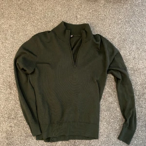 Uniqlo half zip - Säljer min half zip från uniqlo. Riktigt snygg tröja med skön passform. Storlek XS. Köpt för 600 kr. Finns i Stockholm för att mötas upp, kan också frakta. 