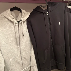Ralph Lauren & sail racing - Sail racing vit - L (sitter som en vanlig M), väldigt fint skick, 200kr (nypris ≈ 1000kr)   Sail racing blå - M, 200kr (nypris ≈ 1000kr)    Ralph Lauren svart - S, ok skick, 200  Grå Ralph såld!