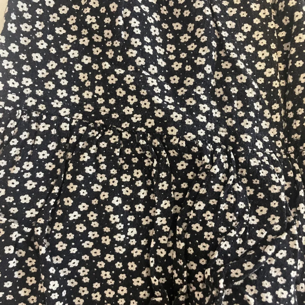 Gullig kjol från en affär i England. Barn storlek: 10 men väldigt stretchig. Jättefint mönster . Kjolar.