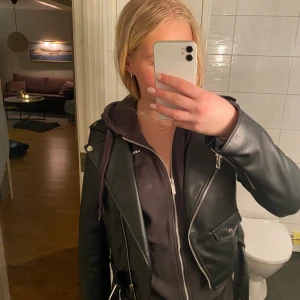 Skinnjacka från Zara - Super fin skinnjacka från ZARA. Köpt för ett år sen och bara använd några gånger. Är storlek L men är väldigt liten i storleken då jag i vanliga fall har S. Pris kan diskuteras vid snabb affär.