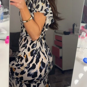 Klänning  - Så fin klänning, endast testad! Köpt utomlands. Super passform! 