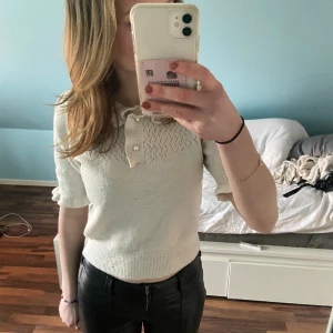 Söt topp - Säljer denna gulliga ”Stockholms stil” toppen. Köpt på Lindex för 499kr. Endast använd ett fåtal gånger och i väldigt bra skick. 