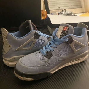 Jordan 4 - Jordan 4 retro university blue. Kom privat för mer info Priset är ej hugget i sten Skick:8/10