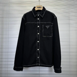 Prada Denim Jacka - - Skick 9.5/10 - Brutalt snygg jacka till sommaren 🔥 - Nypris 17.999 kr (Slutsåld överallt) - Mitt pris 4799 (Steal!) 🔥