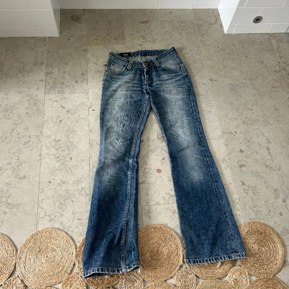 Jättefina jeans från lee. Säljer då de inte passade mig i storleken💕(lånade bilder). Jeans & Byxor.