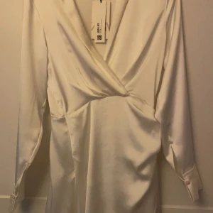 STUDENT KLÄNNING? - Den populära klänningen från Zara. Helt ny. Perfekt för årets student. 