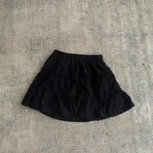Svart kjol i strl s köpt från new yorker! Bra skick endast använd typ 3 ggr💓