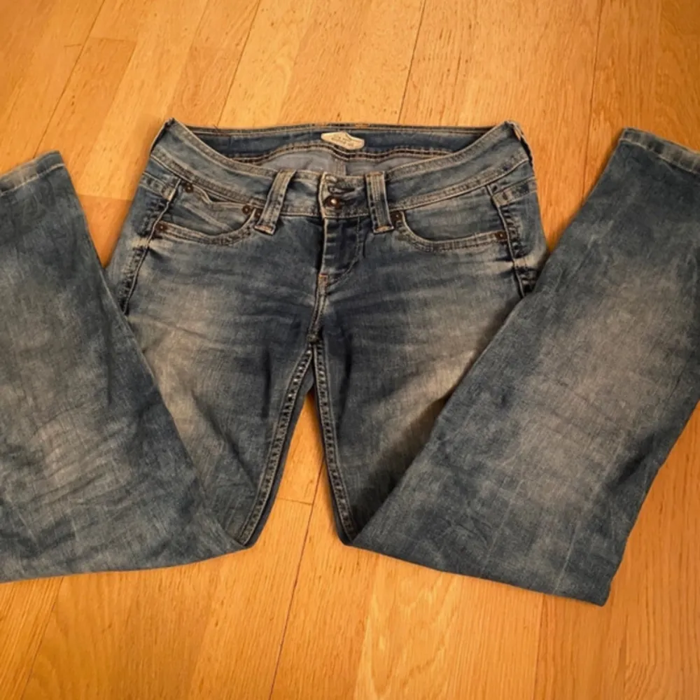 Coola jeans från Pepe jeans, atoller xs och har två knappar🥰. Jeans & Byxor.