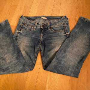 Coola jeans från Pepe jeans, atoller xs och har två knappar🥰