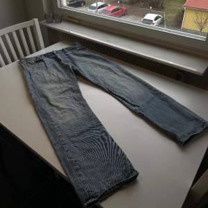 Jag säljer ett par jeans som inte kommit på användning på ett tag. En aning för ljusa för min smak. True to size med en perfekt straight fit. En aning solblekta. Nytvättade och rena. Storlek W33 L32. Vänligen hör av er vid frågor eller funderingar.