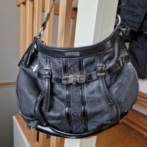 Guess väska - Köpt här på plick men kommer ej till användning då jag fick en liknande väska i present. Nypris 1 500 kr men säljer den för 400 kr då den är lite sliten