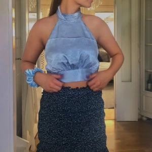 Siden topp - Säljer denna festliga topp som är öppen i ryggen, så fin och bekväm men kommer inte till användning🦋💕