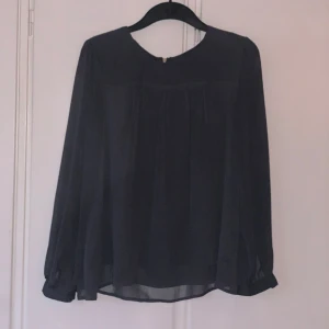 Mörkgrå fin blus, genomskinliga ärmar - Mörkgrå fin blus, genomskinliga ärmar strl 36/S från HM