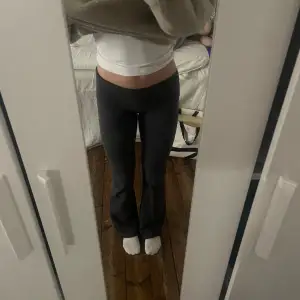 Säljer mina trendiga yoga pants från Brandy Melville💞 endast testade fick de i present. Nypris 279kr