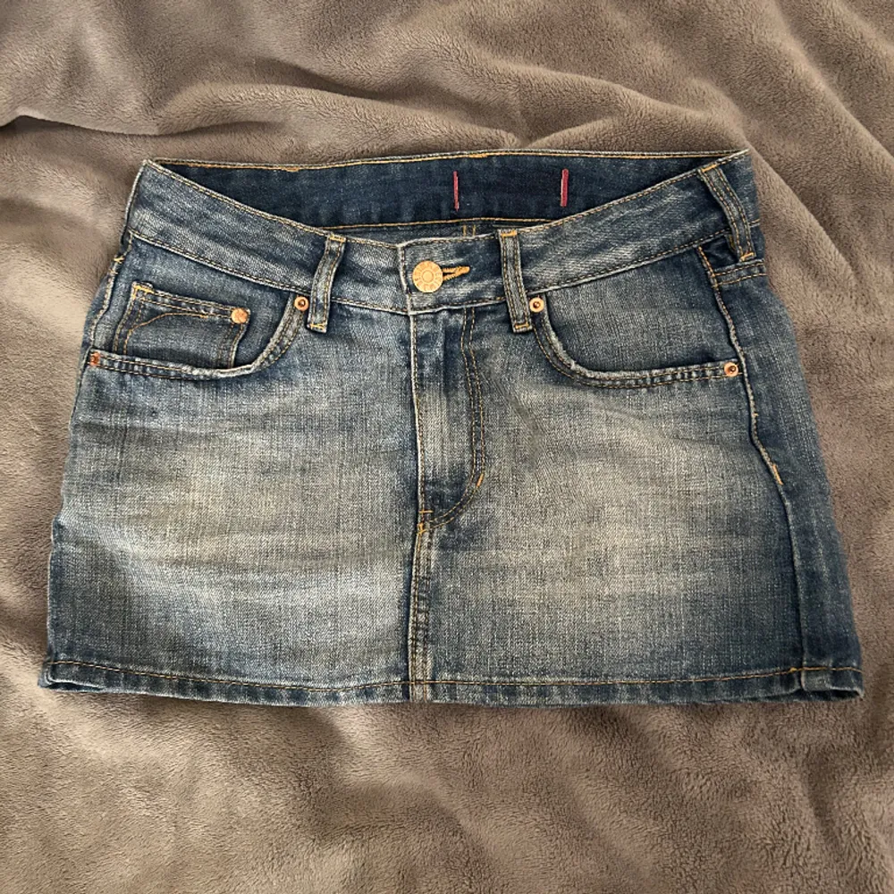 En kort minikjol i jeans som är så söt! Märket är hm men lappen är bortklippt, är en av deras gamla modeller, men har inga defekter i bra skick❤️Skulle säga xxs/xs. Säljer den då den är förliten tyvärr. Skriv om du undrar något mer🌷. Kjolar.