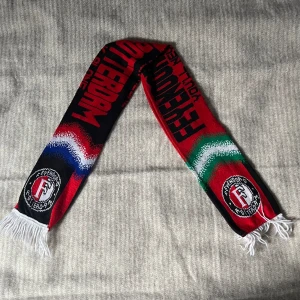 Rotterdam halsduk - Tvärfet vintage Feyernoord rotterdam halsduk  Bra skick  130cm lång 