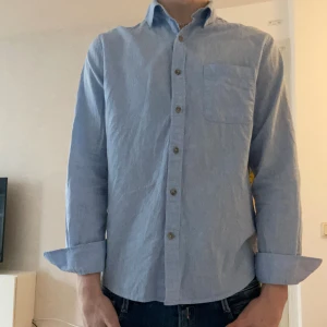 Linneskjorta  - Säljer nu denna feta linneskjortan från dressman! Använt ungefär 3 gånger. Skick 10/10! Nypris runt 600 kr. Hör av er vid funderingar!