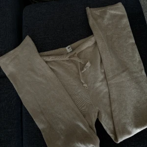 Softgoat mjukisbyxor - Säljer dessa Softgoat mjukisbyxor. Från ungdomsavdelningen i storlek 164-170 mem passar xs/s! De är i Kashmir 