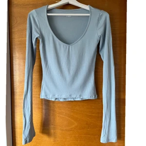 A-dsgn soft top i färgen ice blue - Nu säljer jag en superfin tröja från A-dsgn i modellen soft top och i färgen ice blue. Den är i nyskick och i ett helt otroligt skönt material. Den är i storlek small.