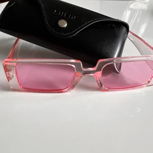 Solglasögon  - Snygga solglasögon som är i nyskick så dem tyvärr aldrig kommit till användning. 