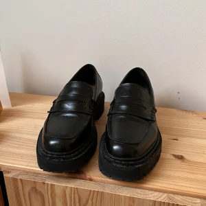 Loafers strl 38 - Fina svarta loafers från H&M i strl 38💗