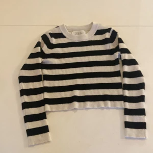 Ribb stickad tröja st 140 - Den är randig i svart och Offwhite . Den är i storlek 140. Den är lite kortare i modellen, men inte en magtröja. Använd ett par gånger. 