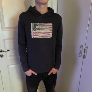 Ralph Lauren hoodie - Säljer en väldigt snygg Ralph Lauren hoodie! Den är en minimal defekt annars är den i ett bra skick!  Storlek S! Hör gärna av dig om du har frågor!
