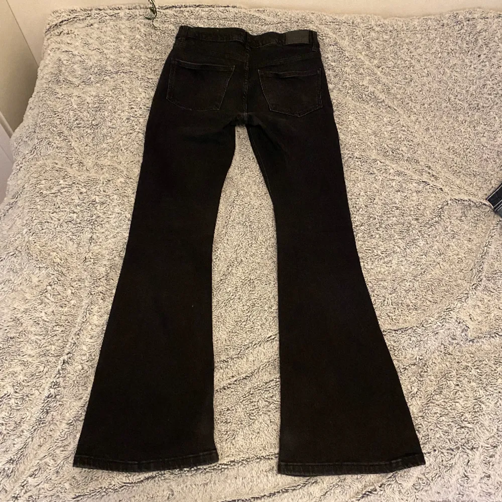 Jättefina lågmidjade bootcut jeans från Gina Tricot! Använda men i gott skick🤍 Innerbenslängd: 80 cm Midja tvärs över: Ca 37 cm. Jeans & Byxor.