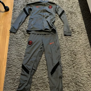 Psg sett  - Ett helt psg Nike sett. Storlek 148-157, skick 8/10 Säljer för att de är för små för mig. 