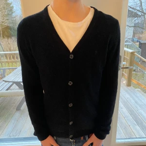 Bondelid cardigan/kofta - Cardigan/kofta från Bondelid i lammullsmix. Nyskick. Nytt pris 699kr, mitt pris 325kr. Modellen är 174 cm och väger 65 kg. Priset kan diskuteras vid snabb affär!