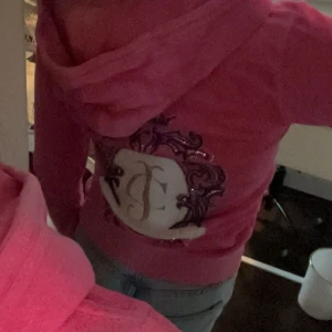 Juicy couture tröja  - Skit snygg juicy couture tröja i strl xs/s Dm för fler bilder. Är i mycket bra skick. Säljs pga att den inte används.