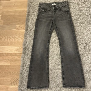 Jeans  -  Säljer Gina tricot jeans i stl 152, säljer för att jag inte använt dom. Bra skick oanvända