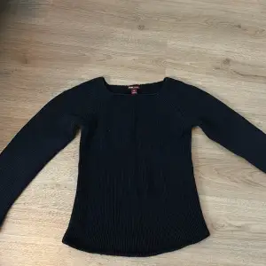En svart stickad tjock tröja som är använd några få gånger och är i bra skick 