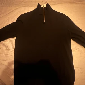 Half zip  - en half zip perfekt till er med stockholm stil. har haft den nån månad. skriv ifall intresserad eller har frågor.