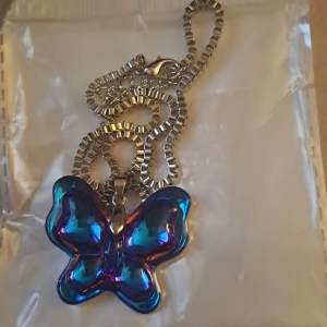 Blålila fjärilhalsband - Väldigt glansigt blålila aktiktigt fjärilshalsband 