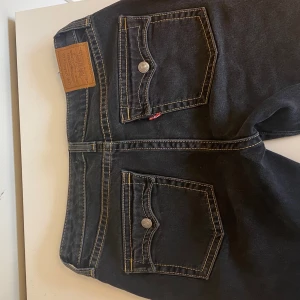 Levis jeans - Säljer dessa lågmidjade jeans från levis då de inte kommit till användning❤️Lite korta på mig därav nerlaggda, men inget som syns! Nypris 1400:- Köpta i w29 då de var små i storlek, sitter som w28❤️skriv vid frågor! pris kan diskuteras vid snabb affär❤️