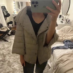 Jacka  - Säljer min herno liknande jacka som inte kommer till användning längre. Jättebra skick!💞 Lånade bilder 