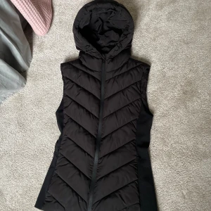 Zara väst - Säljer min zara väst pga kommer inte till användning. Använt 2-3 gånger men inget som märks🩷