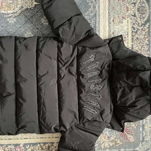 Trapstar jacka i färg svart storlek S - Det är e trapstar jacka som är i perfekt skick helt oanvänd, varm. Den passade inte riktigt min stil därför så vill jag sälja den. 