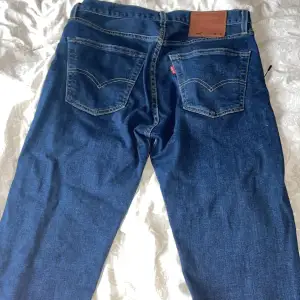 Levis 501 jeans i bra skick och knappt använd. Köpt för 899 på rea o pris kan diskuteras 